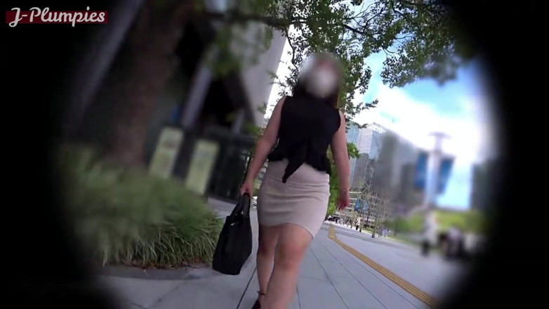 J-Girls Club: La raja fue demasiado lejos, una falda apretada levantada hasta...