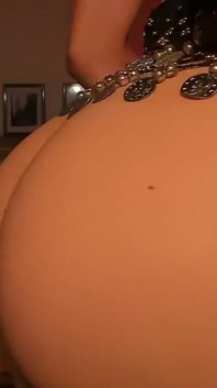 Ďábelské oči, femboy tančí na její oblíbenou píseň, nadšené a inspirované ... svádění a erotika.