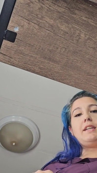 POV office foot stool: silenciosamente adora pés grandes enquanto é ignorado e degradado
