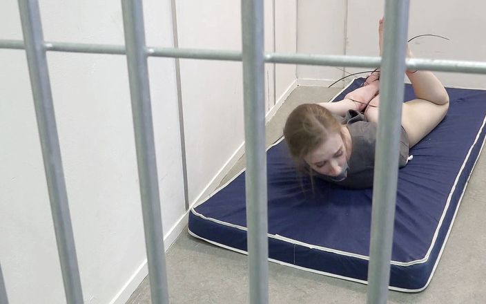 Restricting Ropes: Cobie - strażnik więzienny obezwładniony