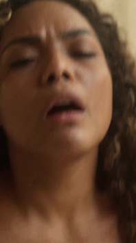 Curvy Latina neckt mich in einem öffentlichen Pool