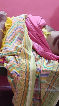 La matrigna era in camera da letto e il ragazzo Yong si è aggrappato il seno e ha fatto sesso con lei