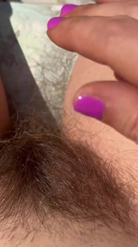 Trimming il mio cespuglio e le mie gambe in primo piano