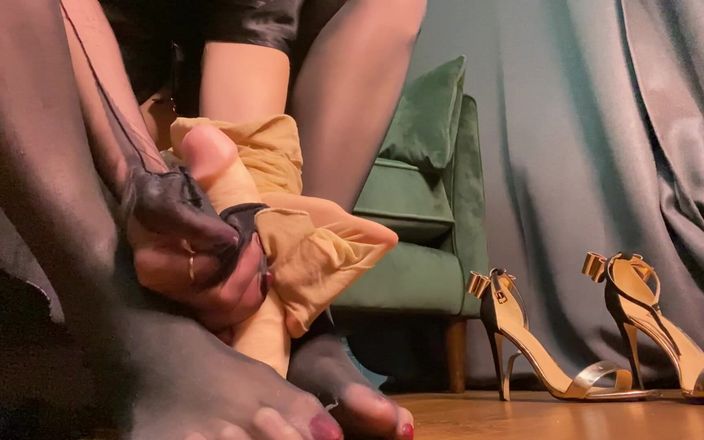 Countess diamond: Footjob z pończochami