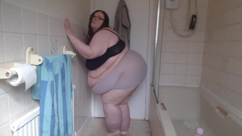 SSBBWLadyBrads: Жиробасина стриптиз в душе, давай раздеваемся
