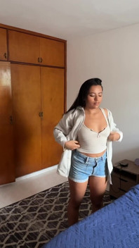 我从后面给这个女孩惊喜