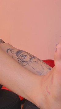 Hermosa Femdom Latina Tatuada Te Humilla En Español Mientras Le Miras Los Pies