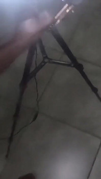 Potetované půlky jsou rozbité velkým černým pérem
