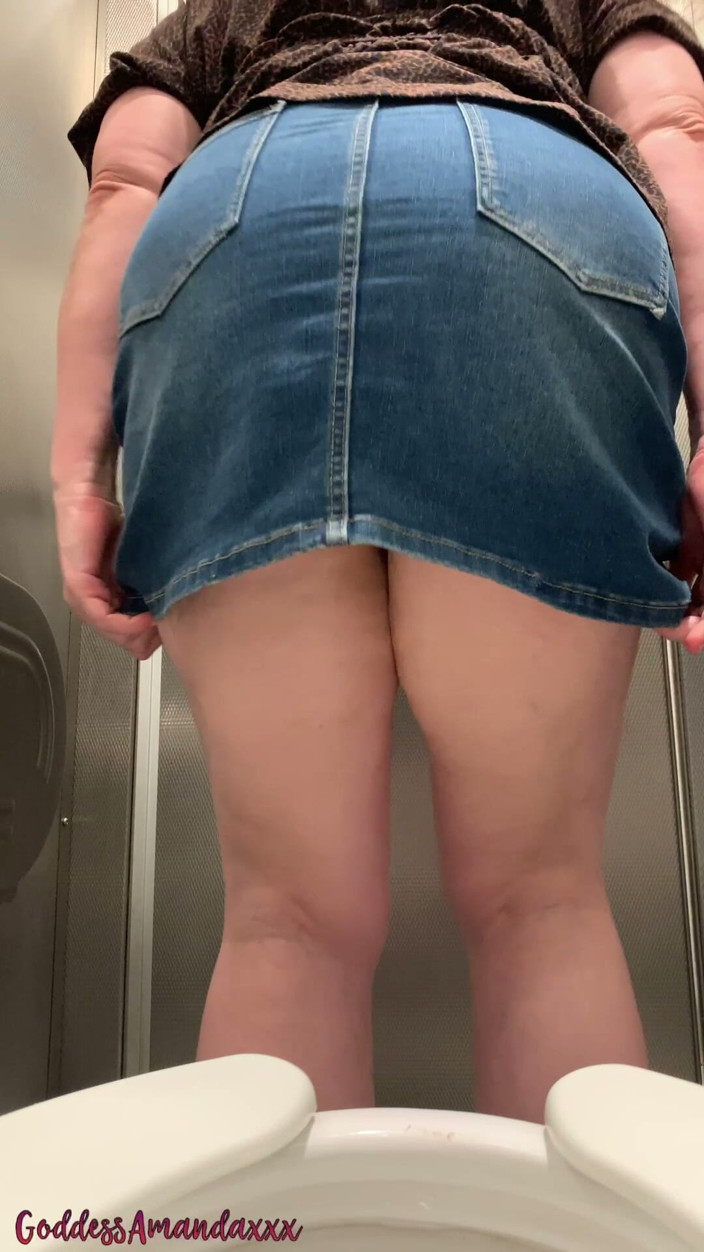 Goddess Amanda: Peeing in Short Skirt &amp; No Panties