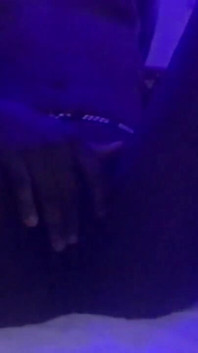Quente pequena browngurl234 se toca até a satisfação
