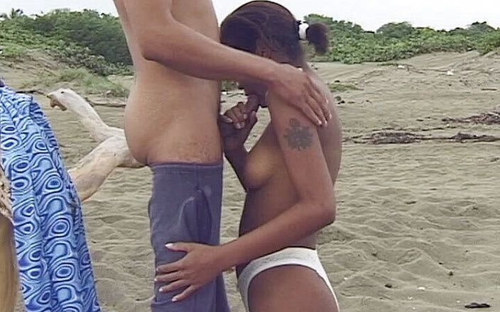 Exotic Girls: Cuplul jamaican se bucură de o muie în aer liber