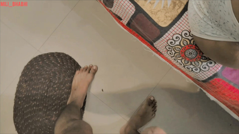 Mili bhabi: Une villageoise desi à la chatte étroite se fait baiser en hindi,...