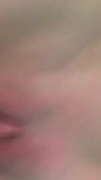 O mamă sexy brunetă matură suge pula și are parte de ejaculare facială