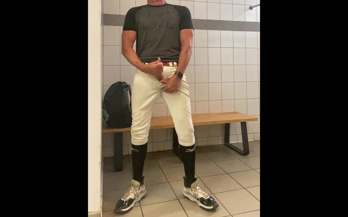 JockDad87: Baseball lagi asik jockdad87 sampai crot di dalam alpha-nya di...