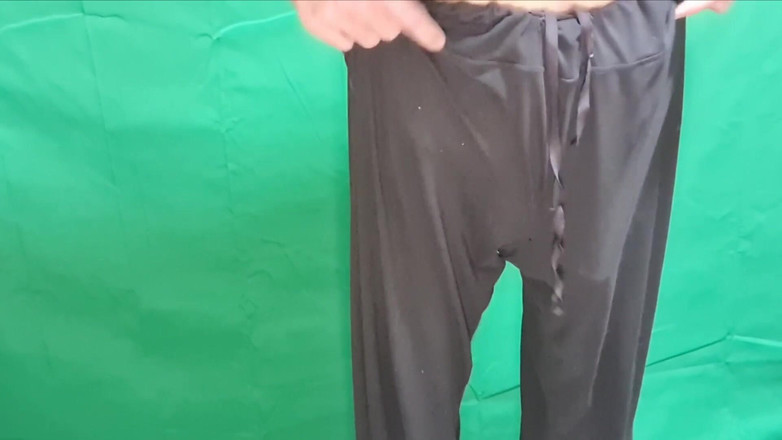 HeIsSooThin: Calças soltas e shorts apertados como cuecas