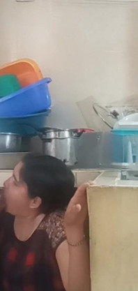 Yerli işçi karım dikkati dağıldığında sikişiyor ve emiyor