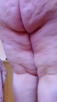 SSBBW telanjang membersihkan tampilan kamera bawah