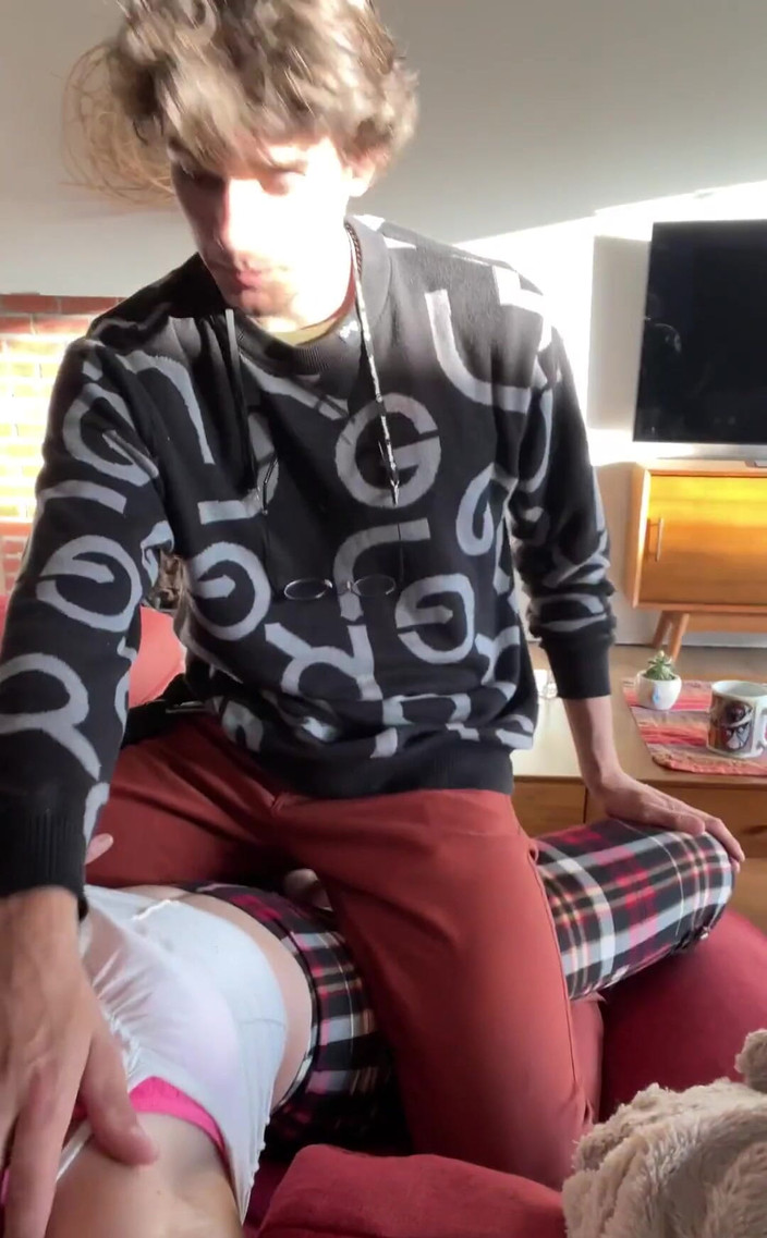 VibeWithMommy: Aku dan pacarku lagi asik main-main waktu teman-temanku di kamar...