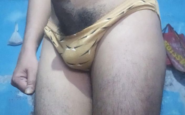 Lustyizlife: Geiler indischer femboy mit Phimosis schwanz wichst und streichelt im...