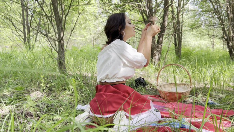 Monika Fox: Roșcata Hood Monika Fox a găsit vibratoare mari în drum spre...