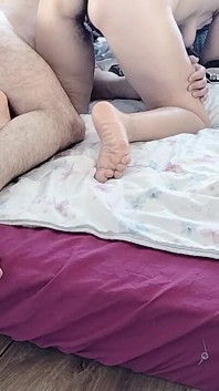 Istriku lagi asik footjob sama aku