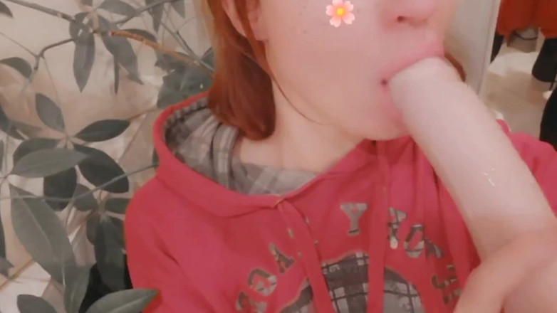 TiSIssyTi: シシー・フェムボーイがからかい、ディルドをしゃぶり吐く