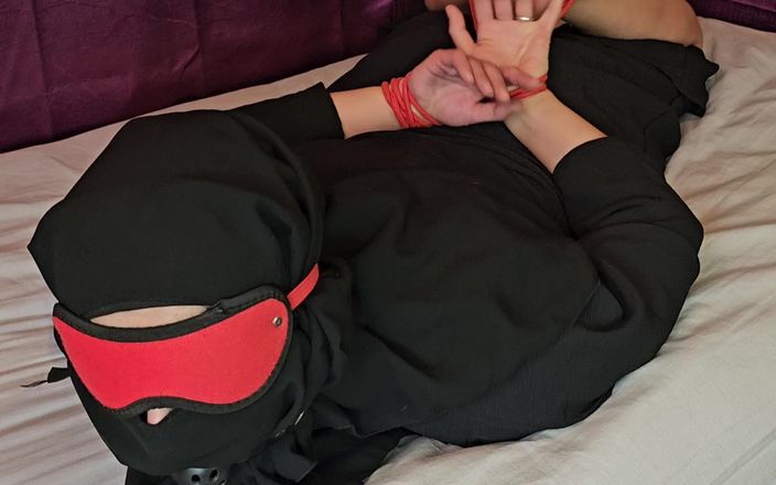 MiaNIqab: İplerde mahsur kalan Mia Niqab