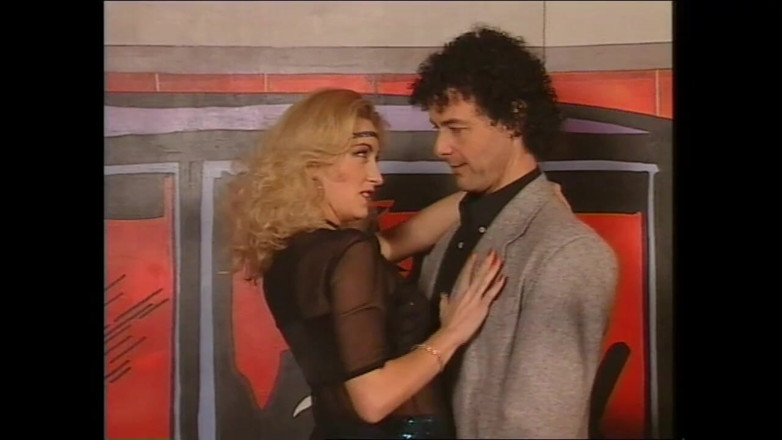 Vintage megastore: Doce jovem morena em dança de meias sensuais para pessoas...