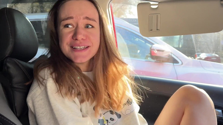 MargoAlisa: Dua teman di dalam mobil di depan umum