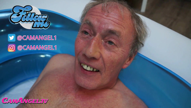 CamAngel: 3 ragazze fanno pipì sul nonno
