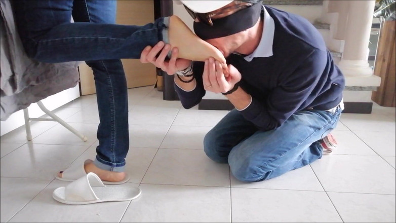 Yvonne: Adoration des pieds pendant les travaux domestiques