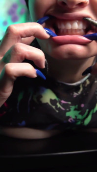 Büyük doğal memeler ve güzel dişler 31 talimatı