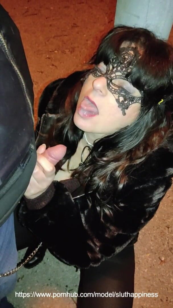 Toilet Mommy: Vợ dâm xuất tinh trong công viên