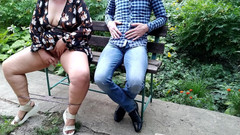 OurFetishLife: Sexy s nádhernými nohami chčije do sklenice a dává ji...