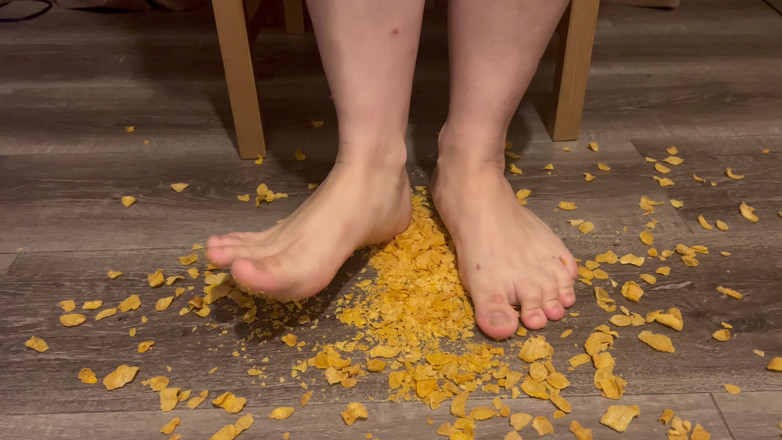 EeveeXo: Food Crunching - asmr menginjak sereal dengan kaki jenjang