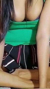 털이 무성한 젖탱이와 젖은 보지로 침대에서 소집하는 유명한 인도 여배우 Miya