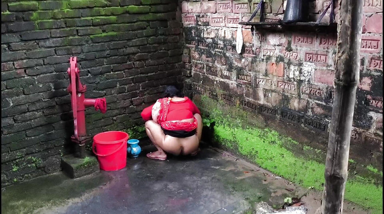 SAFI-SEXY: Я бачу, як моя зведена тітонька йде у ванну до сечі, але я схопив її за спину і почав її трахати