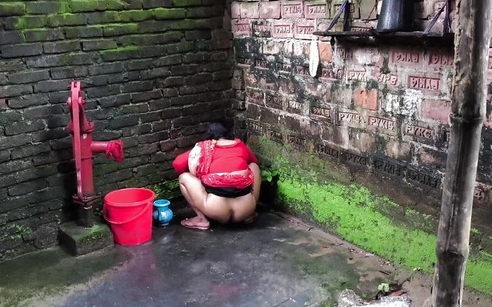 SAFI-SEXY: Üvey teyzemin çişini yapmak için banyoya girdiğini görüyorum ama onu arkadan...