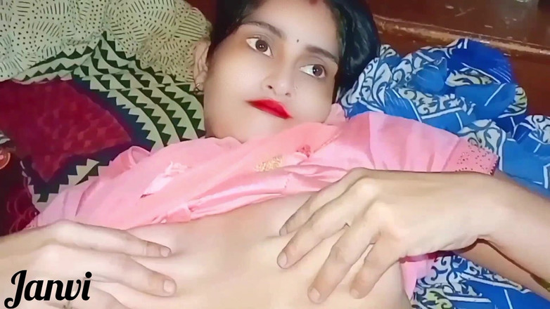 Village studio: 印度辣妹和她的男友享受她丈夫身后的性爱时刻，最好的舔阴和吮吸性爱场景