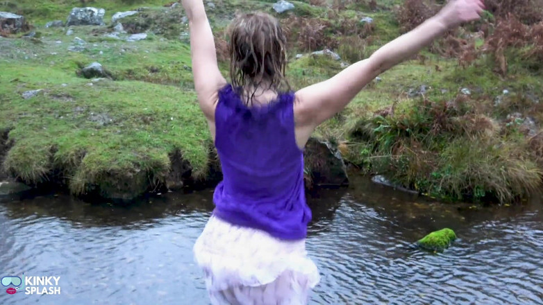 UKCuteGirl: Welly Sploshing em botas e sem calcinha!