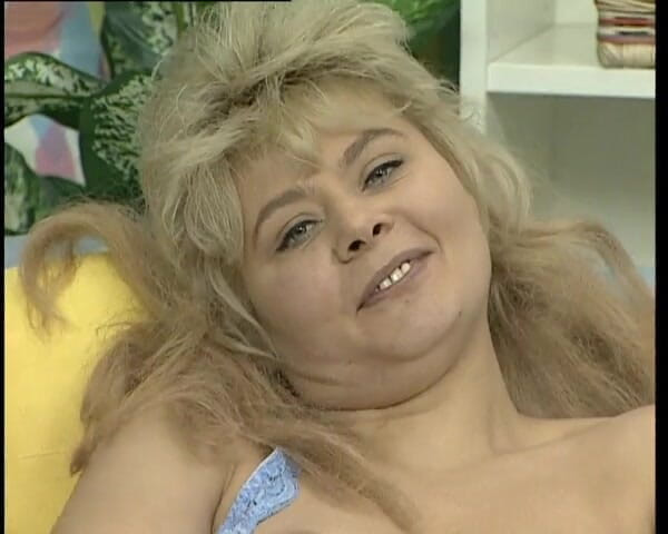 YOUR FIRST PORN: Sabrina Burstet Ihre Muschi - Sabrina si čistí kundičku
