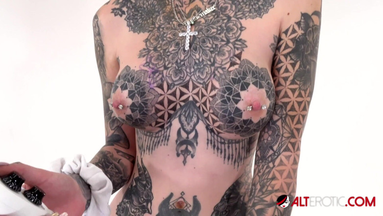 Alt Erotic: 처음으로 떨림을 타는 문신을 한 앰버 루크