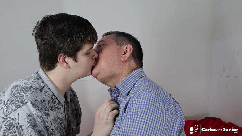 Carlos And Junior: Papa und sein junge küssen sich