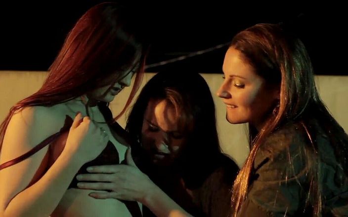 Lesbian Illusion: 駐車場で撮影された3人の若いレズビアン