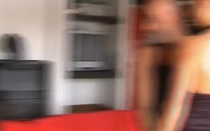 Porno kino: Cewek jerman rambut merah yang lagi sange ngentot dua kontol...