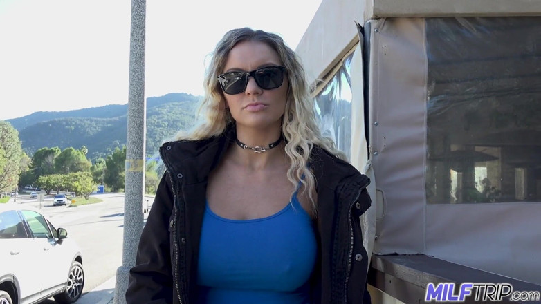 MILF Trip: Mamă sexy flămândă de spermă Kenzie Taylor barman își amestecă sucul...