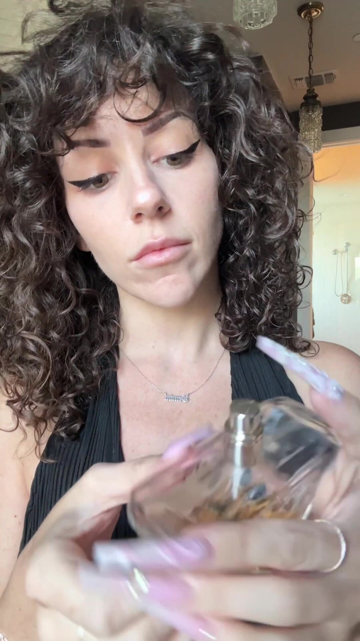 SavvyStar: Bouteille de parfum ASMR