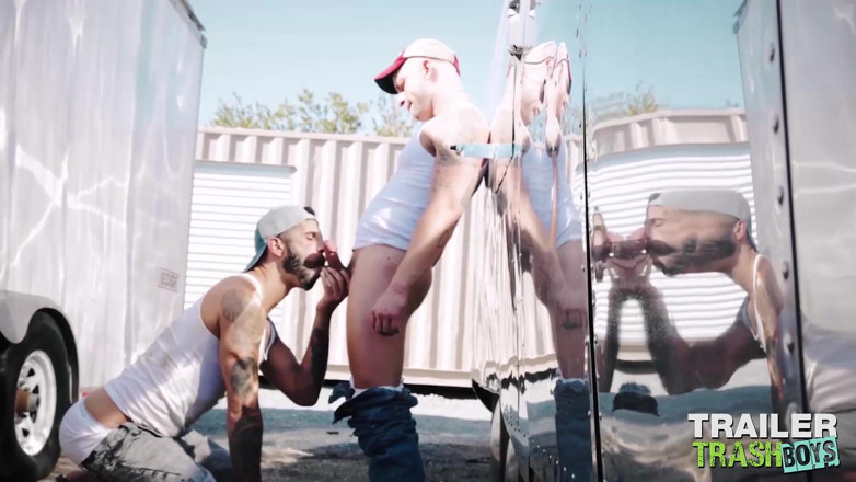 Trailer Trash Boys: TRAILERTRASHBOYS - bez sedla s Bryce Hartem a Romeem Davisem