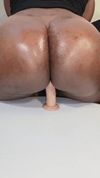 Orgasm cu călărire cu degetul anal.