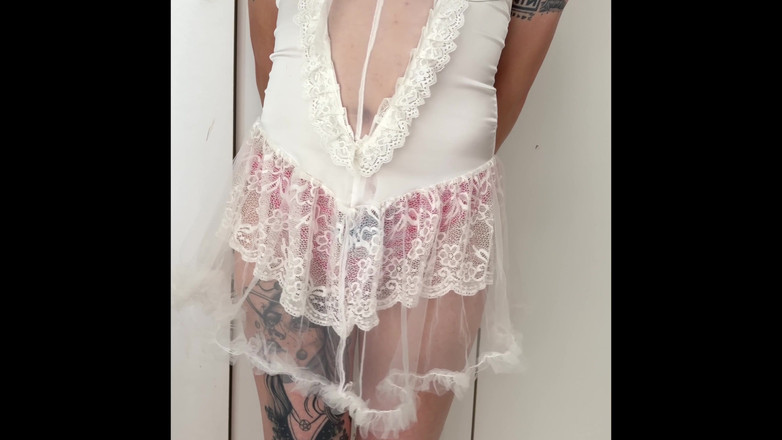 Kinky Princess: Il travestito effeminato si veste goffamente da modella